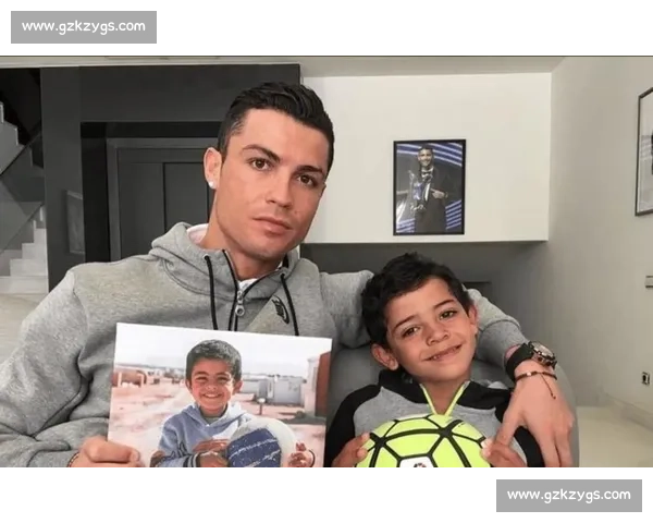 C 罗父子赤膊同框！40 岁总裁肌肉依旧，14 岁迷你罗身高 1 米 85，网友：基因复制粘贴