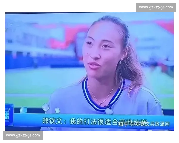 郑钦文晒温网装备:紫色战袍 + 定制战拍,草地战术升级剑指突破 郑钦文晒温网装备:紫色战袍 + 定制战拍,草地战术升级剑指突破