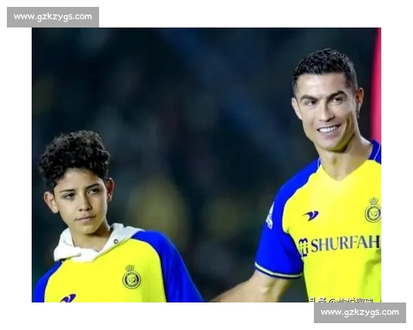 C 罗父子赤膊同框！40 岁总裁肌肉依旧，14 岁迷你罗身高 1 米 85，网友：基因复制粘贴