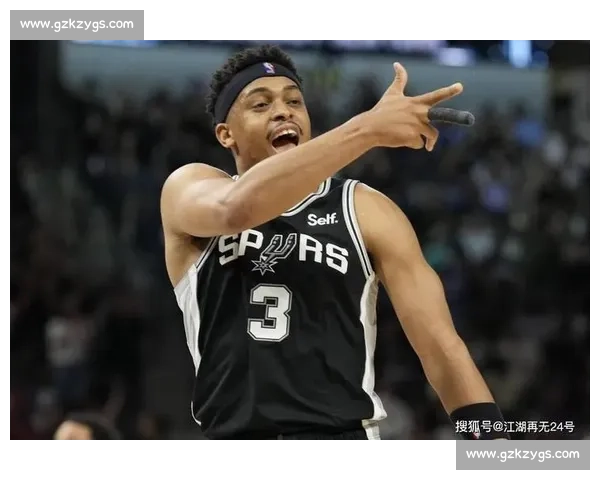 凯尔登・约翰逊深夜抵华！马刺球迷冒雨接机热情爆棚