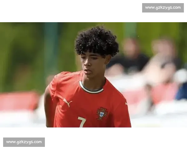 C 罗父子赤膊同框!40 岁总裁肌肉依旧,14 岁迷你罗身高 1 米 85,网友:基因复制粘贴 C 罗父子赤膊同框!40 岁总裁肌肉依旧,14 岁迷你罗身高 1 米 85,网友:基因复制粘贴